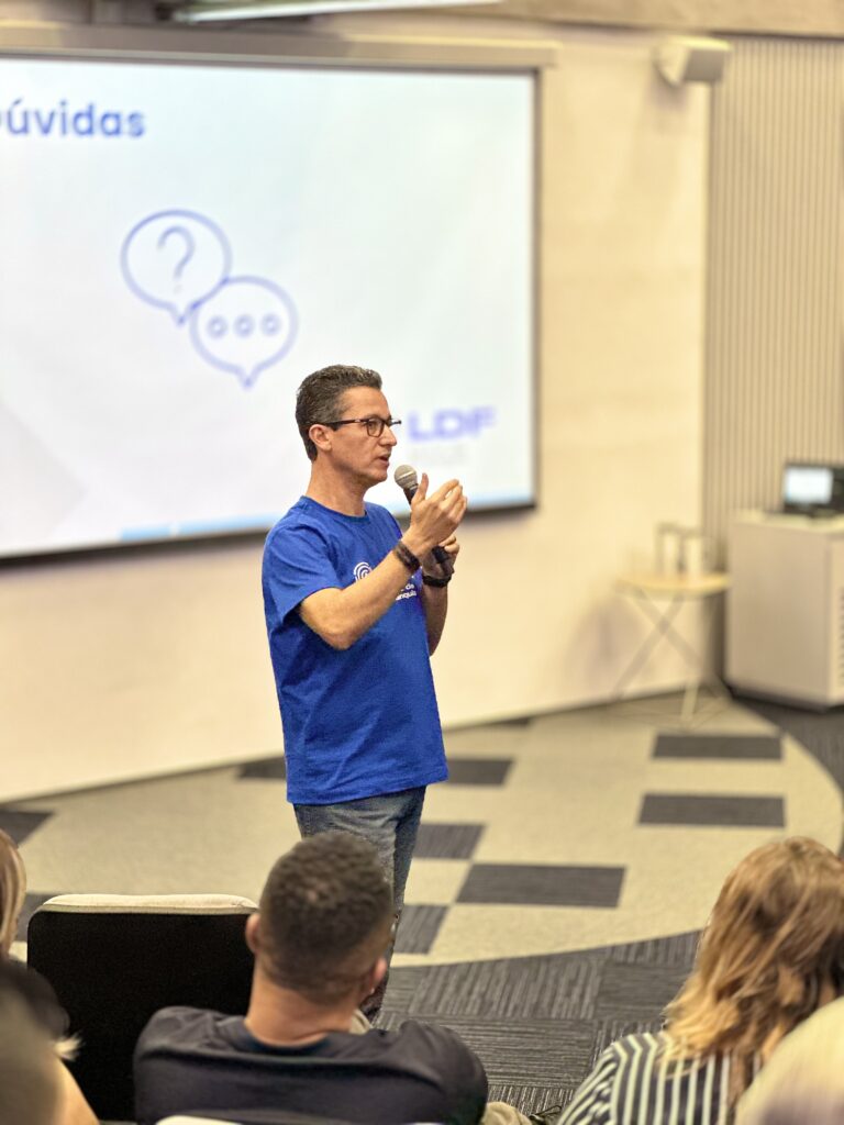 Kleber de Paula, criador do FBN Monetiza durante o evento de lançamento do LDF na sede da SURA Seguros em São Paulo em um palco dizendo a frase "Todo mundo vai vender seguros". Referindo-se ao modelo de distribuição de seguros através de canais alternativos, monetizando empresas com a suas próprias bases de clientes 