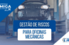 Oficina mecânica com elevadores, ferramentas e veículos em manutenção, representando a diversidade de riscos do negócio