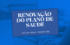 Gestora de uma pequena empresa revisando documentos e calendário da renovação do plano de saúde empresarial