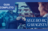 Profissional de oficina entregando as chaves de um carro a um cliente, representando o seguro RC Garagista