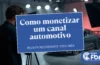 Criador de conteúdo gravando vídeo em estúdio ao lado de um carro, com o título Como monetizar um canal automotivo e o logo do Grupo FBN