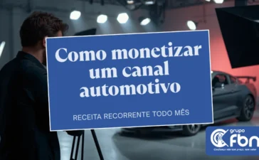 Criador de conteúdo gravando vídeo em estúdio ao lado de um carro, com o título Como monetizar um canal automotivo e o logo do Grupo FBN
